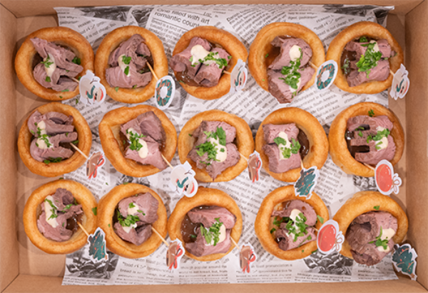 Mini Yorkshire Pudding with Roast Beef, Gravy & Horseradish Cream の画像
